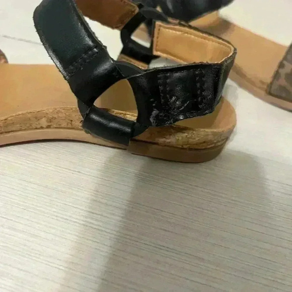 UGG Girls' Rynell Leopard Print Sandals - Picture 2 of 10